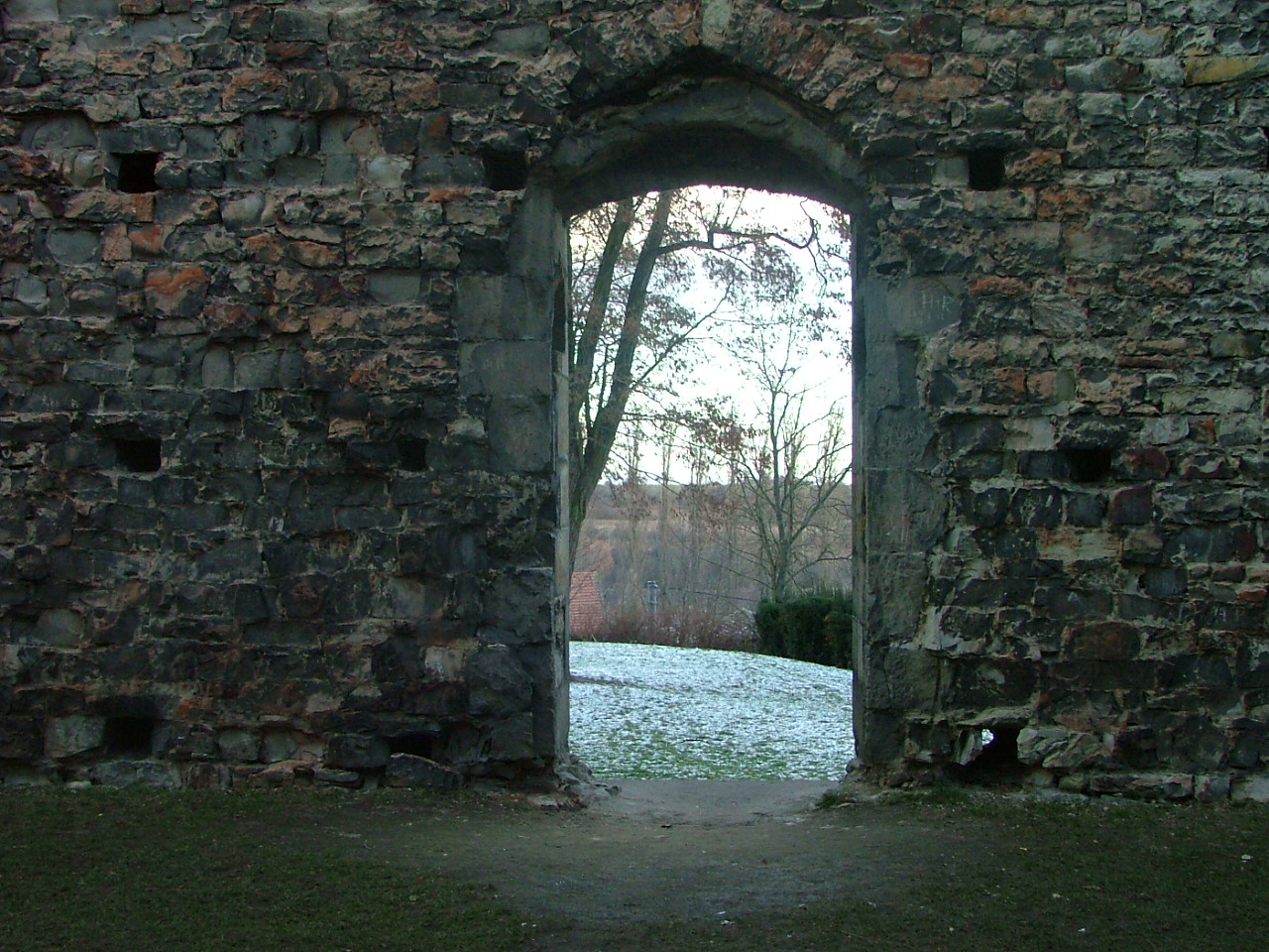 gotický chrám Panenský Týnec, dveře, průchod