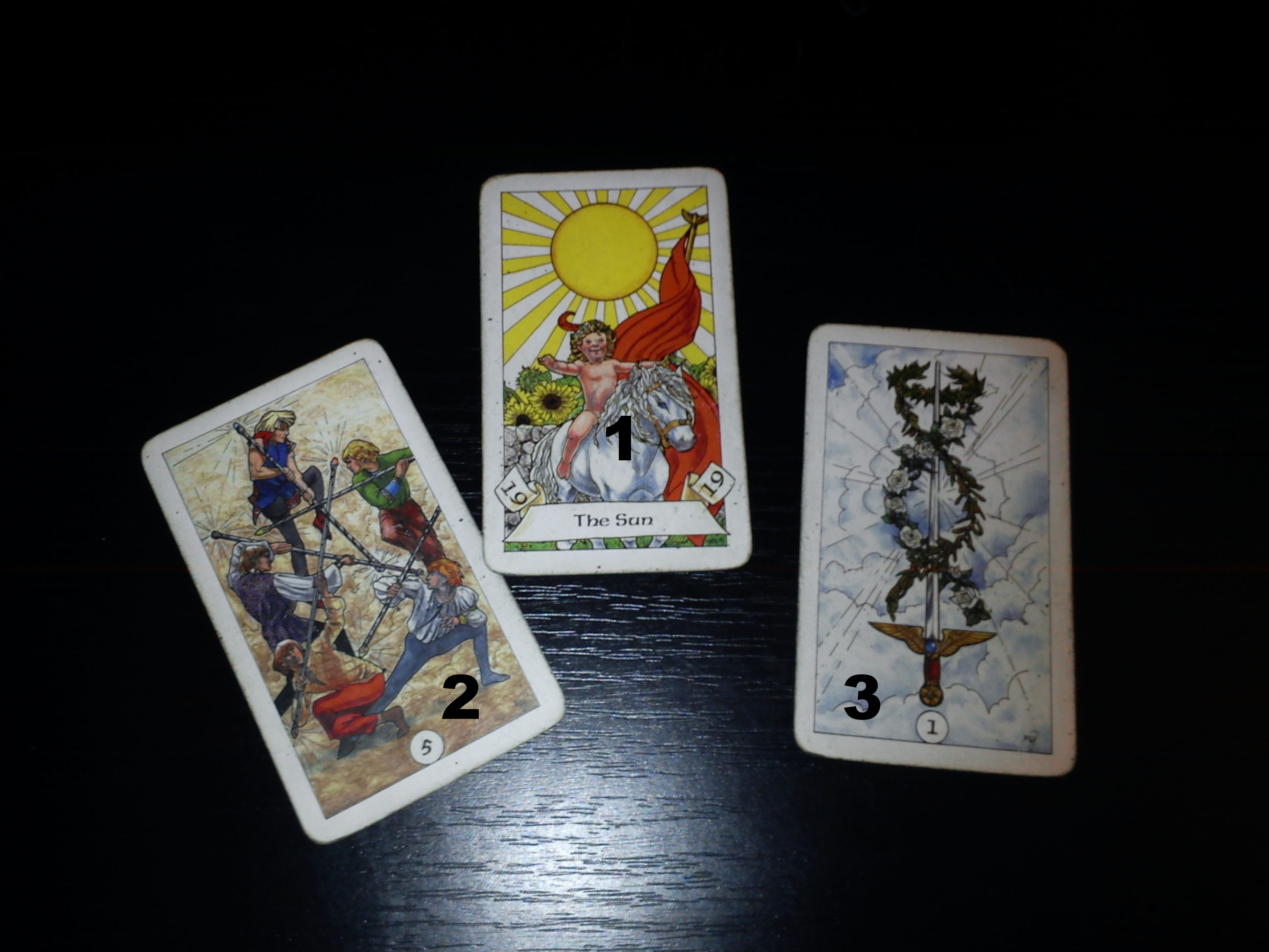 karty, výklad karet, tarot, kartářka, výkladové obrazce, slunce, 5 holí, eso mečů, velká arkána, malá arkáne